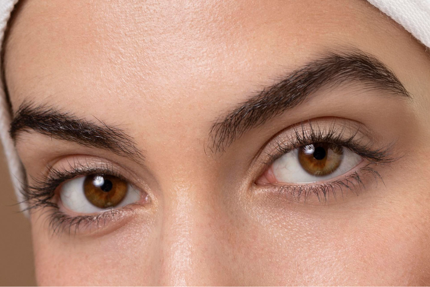 Färgning av bryn och fransar hos Beauty By Alissa vid Avenyn