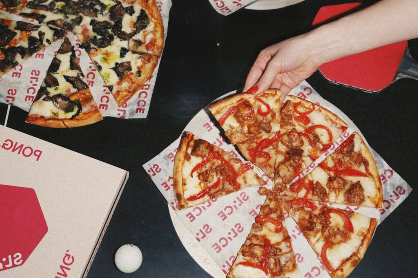 Pizza och pingis 90 min hos SLiCE inom Vallgraven