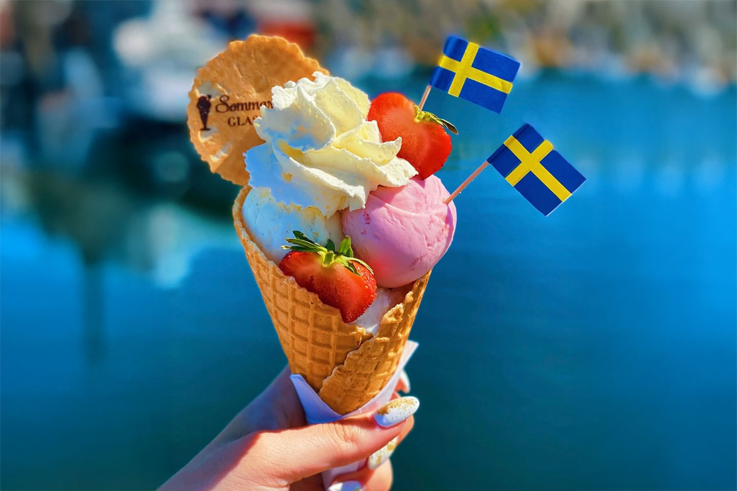 Kulglass 2 kulor eller Mjukglass hos Sommardröm vid Linnéplatsen