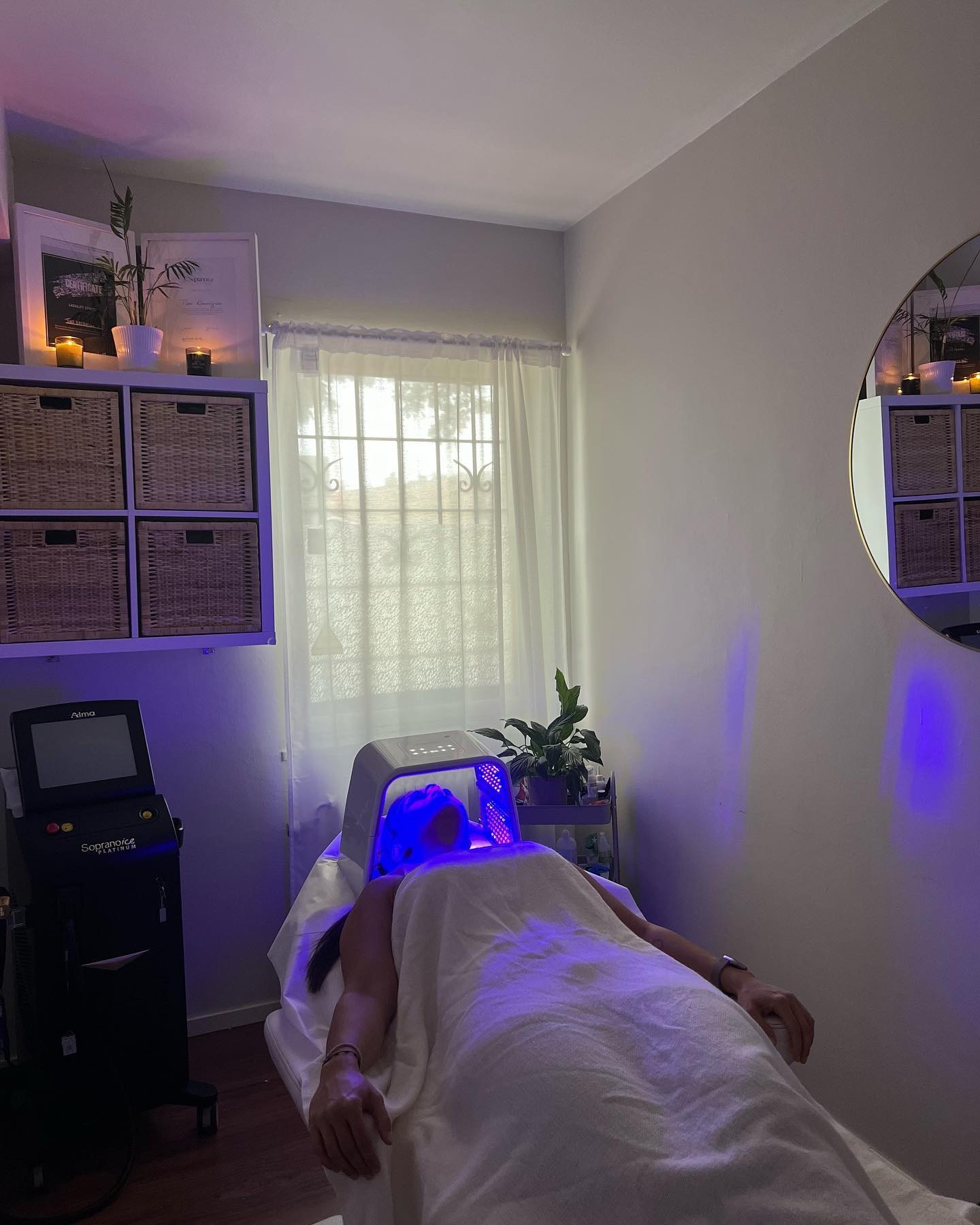 Omega light LED-terapi hos Yeraz Body Skönhetssalong (1 av 5)