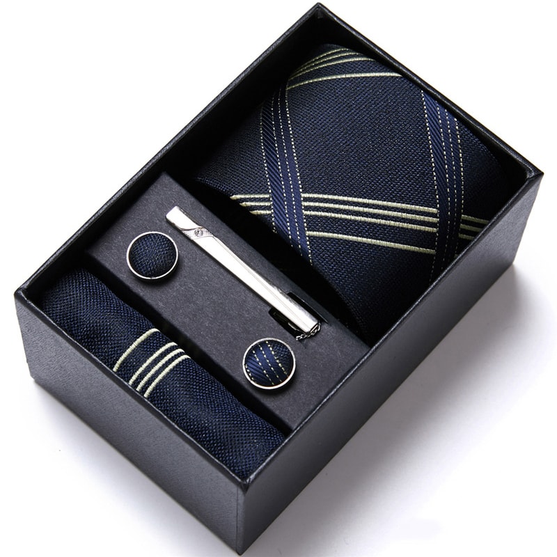 Sett med slips, mansjettknapper, slipsnål og lommetørkle (10 av 16)
