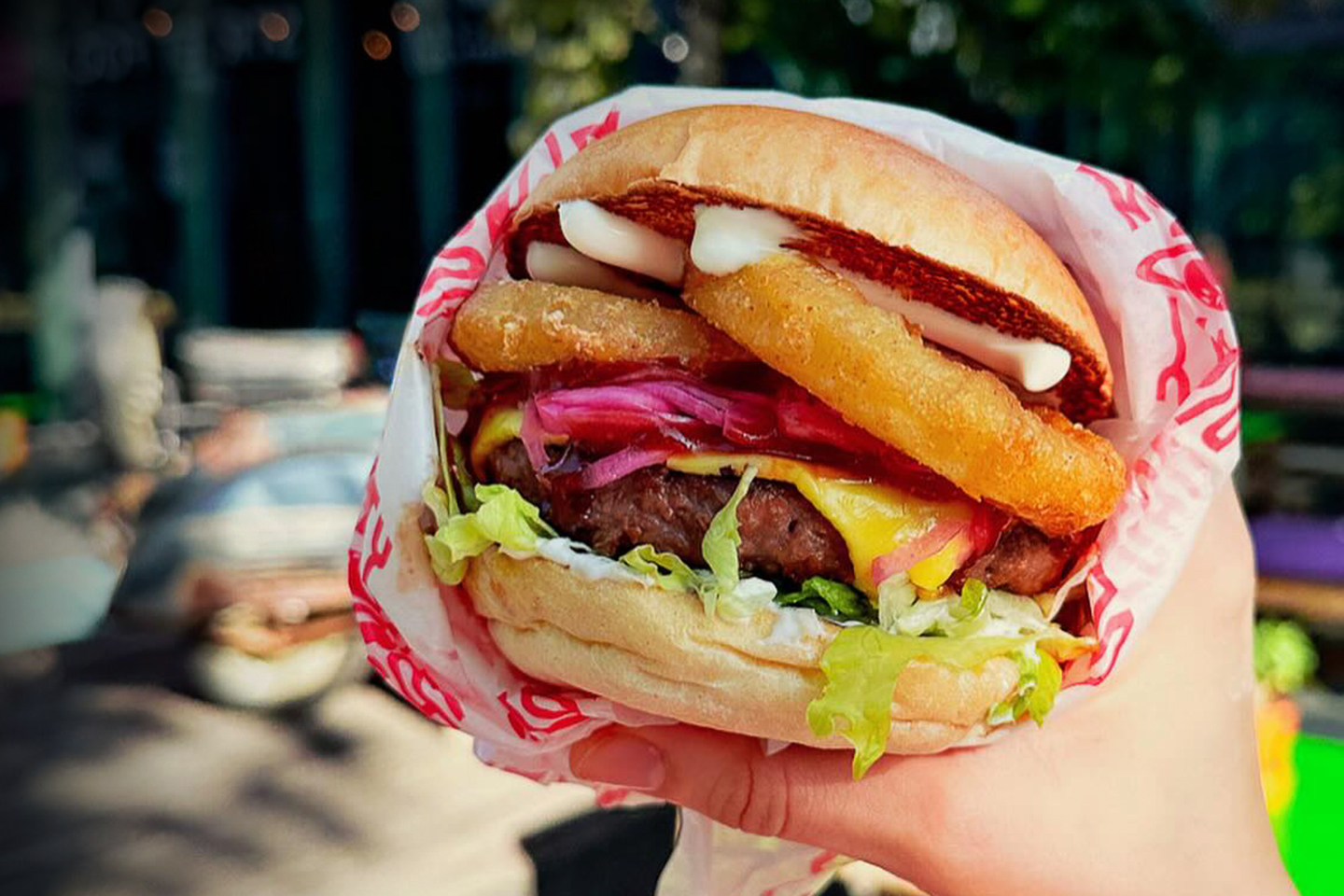 Valgfri burger med fries hos Dirty V i Torggata