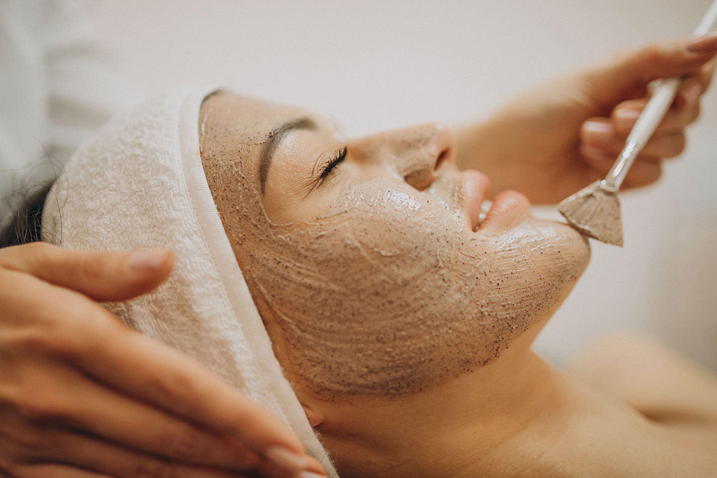 Rengörande ansiktsbehandling hos Newshape Clinic på Kungsholmen