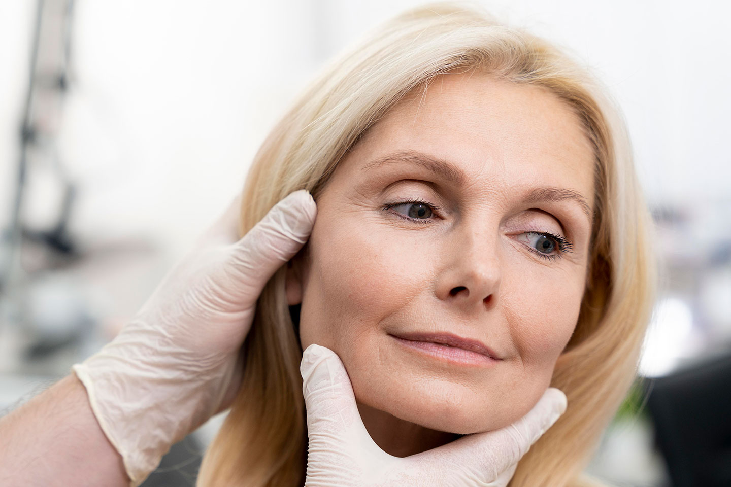 Trådlyft med PDO-trådar hos F.Imanuell Beautyface på Östermalm