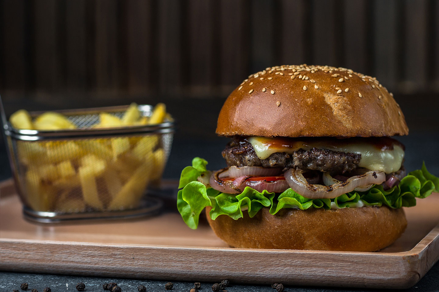 Smashburgare 100g med pommes hos Victorian Steampunk Lab i Vasastan