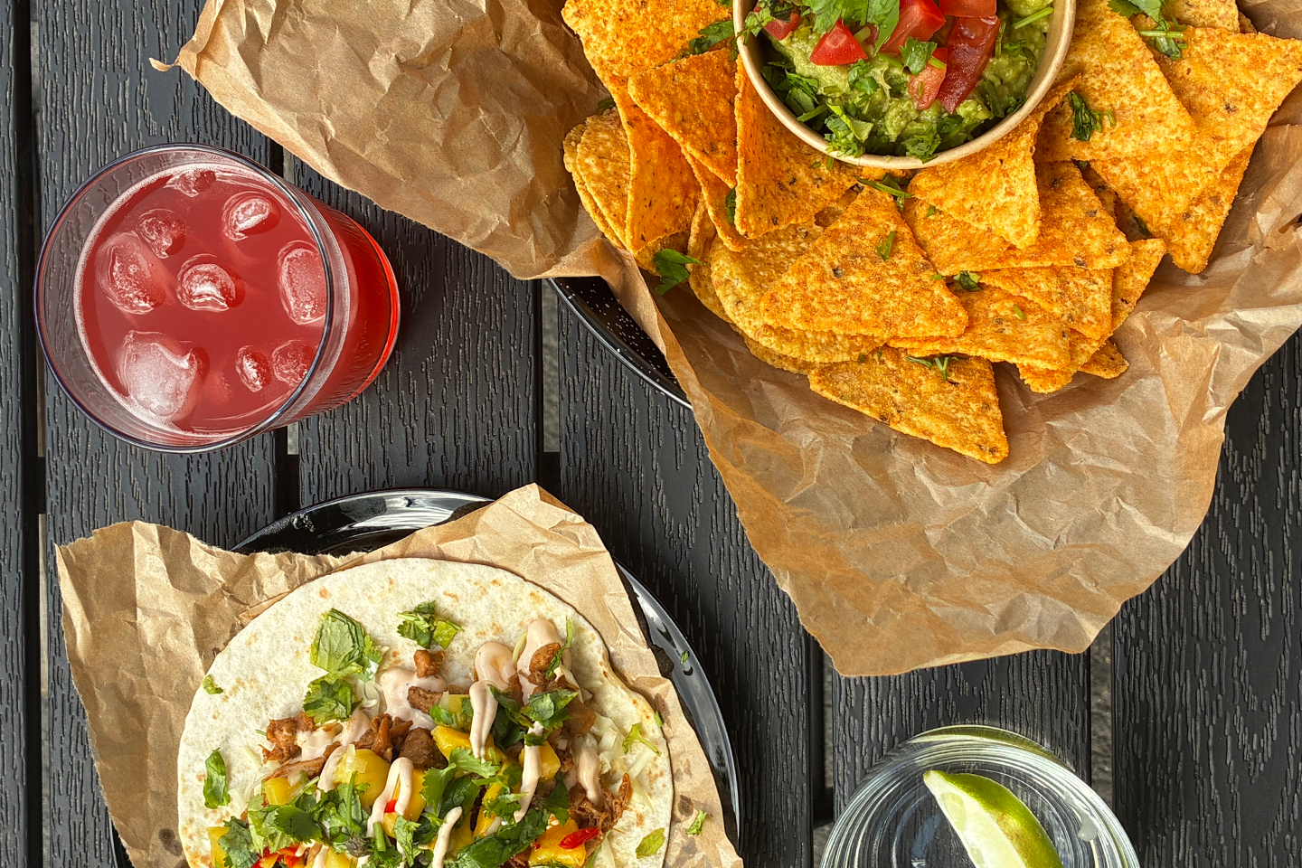 Tacomeny för 2 med nachos, tacos och dryck hos Swedish Taco