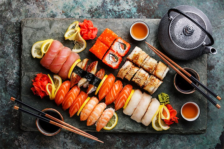 Velg mellom 12 til 76 biter takeaway sushi hos Fish Me