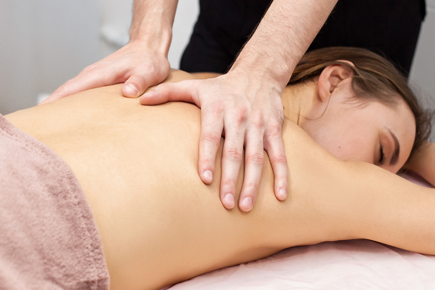 Avslappnande helkroppsmassage hos Reiki Healing & Massage på Ön Limhamn