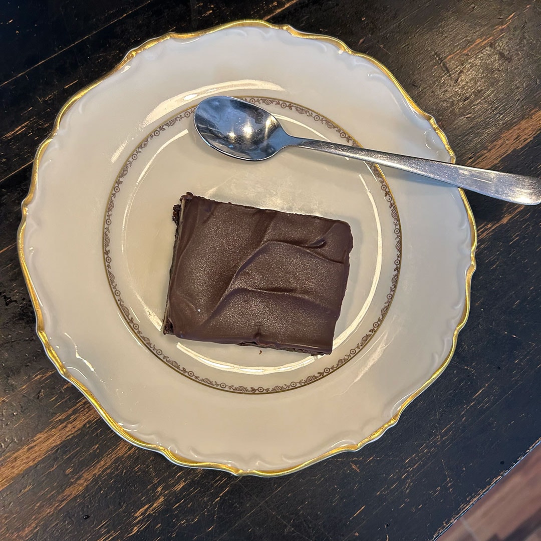 Kaffe med kladdkaka, paj, brownie eller morotskaka hos Café Fridhem (7 av 8)