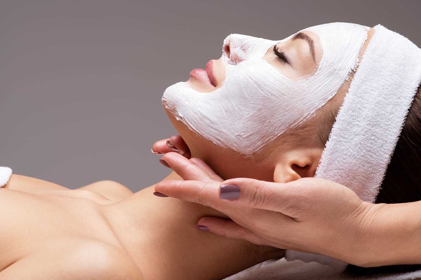 Djuprengörande ansiktsbehandling inkl. färg och formning av ögonbryn