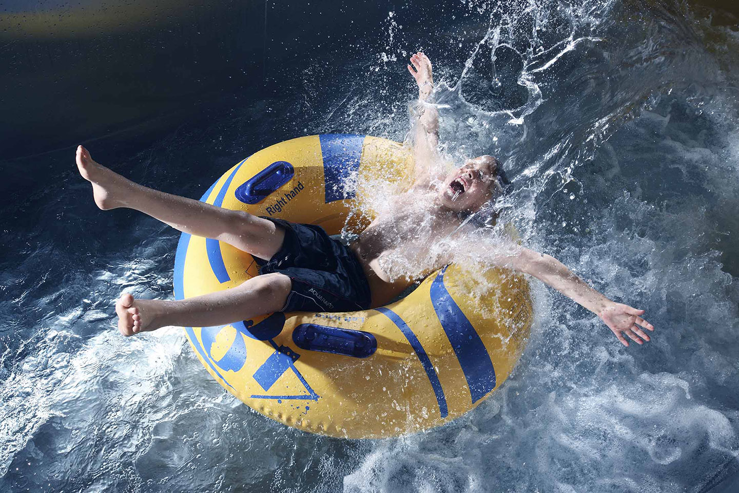 Familjebiljett Söndagar för 4 pers till actionbadet Kokpunkten i Västerås