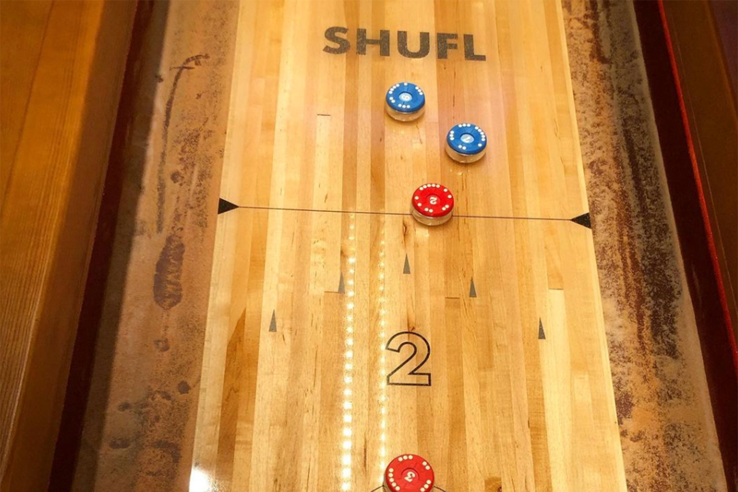 Få 85 min shuffleboard spill inkludert valgfri pizza hos SHUFL på Aker Brygge (5 av 7) (6 av 7)