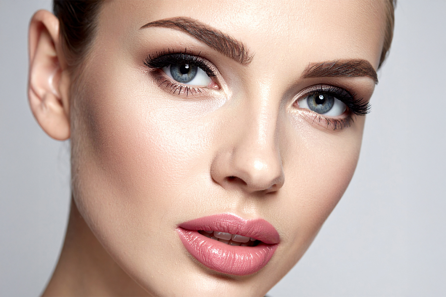 Velg mellom Vippeløft og Brynslaminering hos Freire Vitality & Beauty