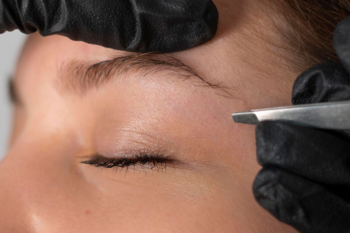 Formning och färgning av dina ögonbryn hos Salong Hårfiness i Örgryte