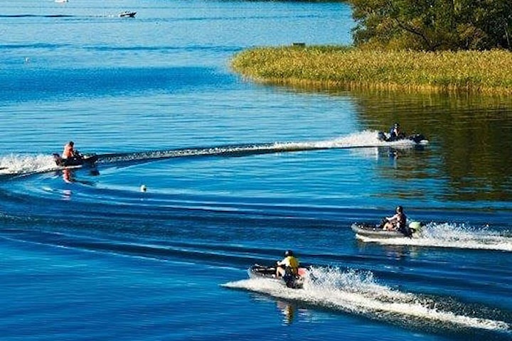 Kör gokartbåtar på sjön hos Actioncenter