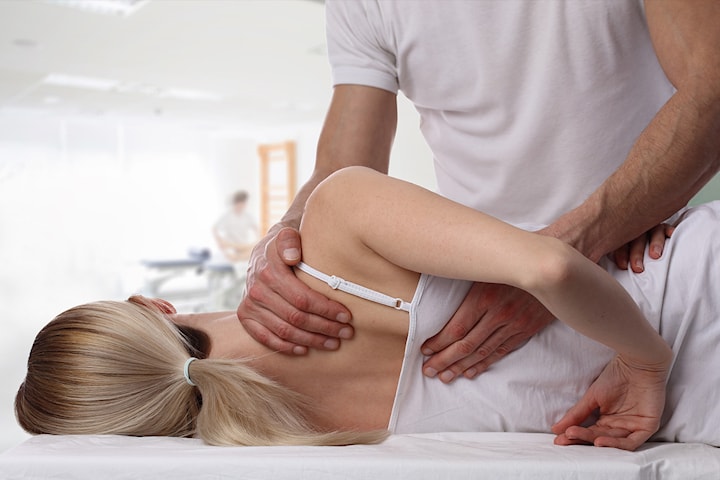60 minutters førstegangsbehandling for osteopati eller massasje hos King Klinikk