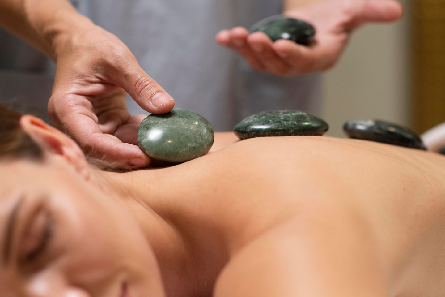 Massage med hot-stones 90 minuter hos Studio Qibyme vid Hornsberg