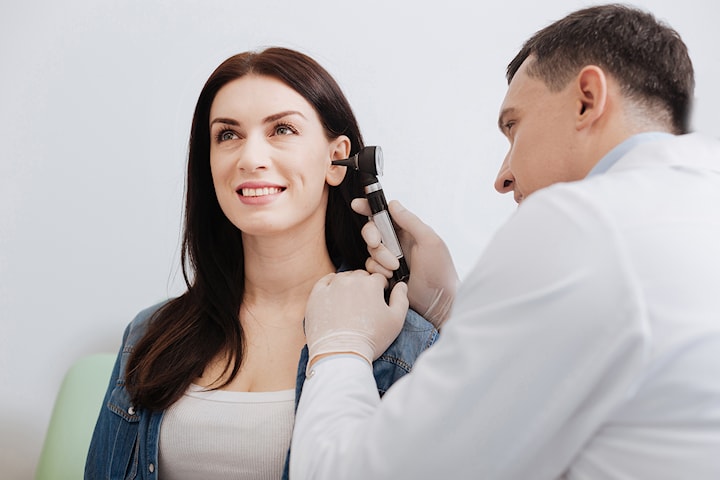 Rensa hörselgångarna med öronljusbehandling hos Se inre hälsa