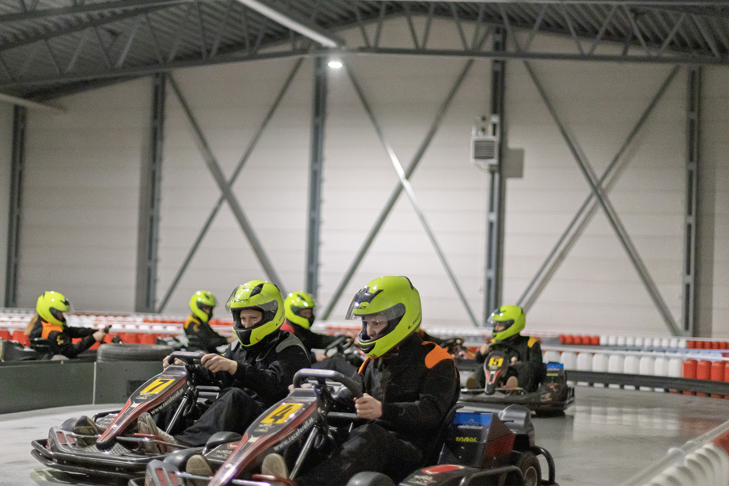 Gokart inomhus med eldrivna bilar hos Race4all i Uppsala