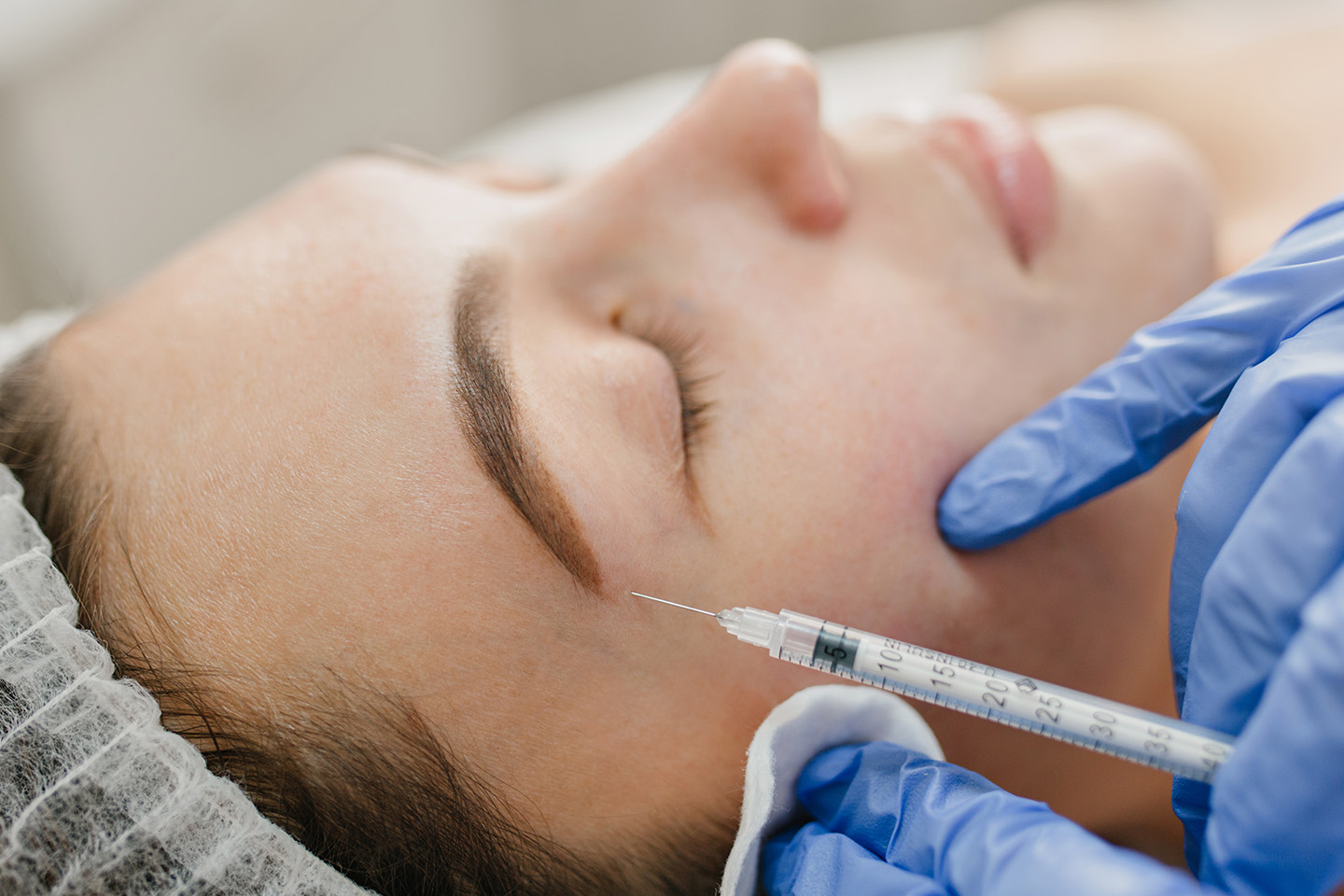 Medicinsk injektion för 3 områden med ögonbrynslyft på Stampgatan