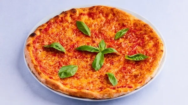 Valgfri italiensk pizza hos Café Europa inkl. valgfri mineralvann (3 av 12)
