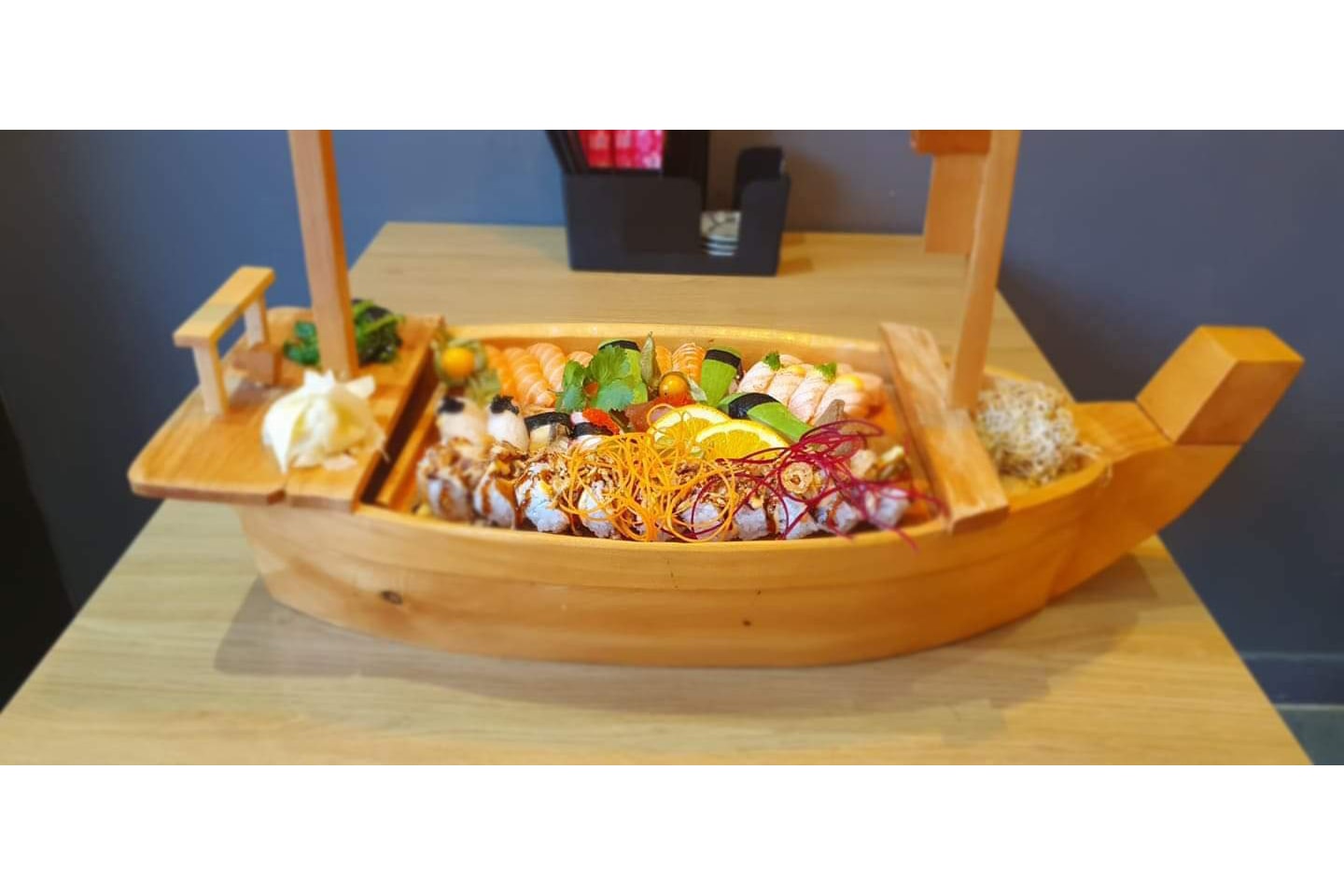 Sushi, 16 eller 30 bitar, på Takara Sushi & Ramen (3 av 4)