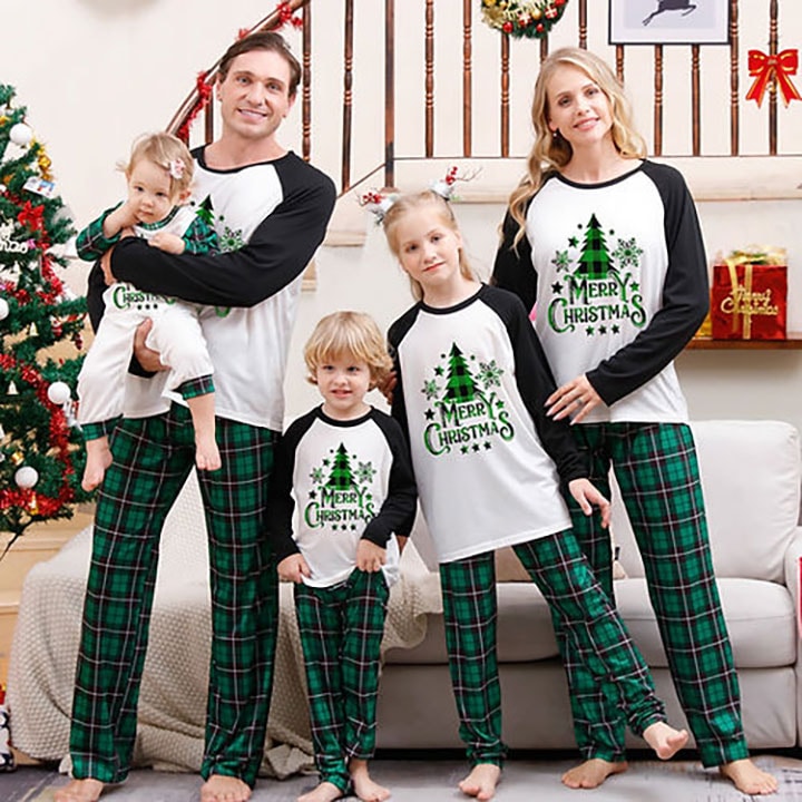 Matchande julpyjamas för hela familjen (1 av 8)