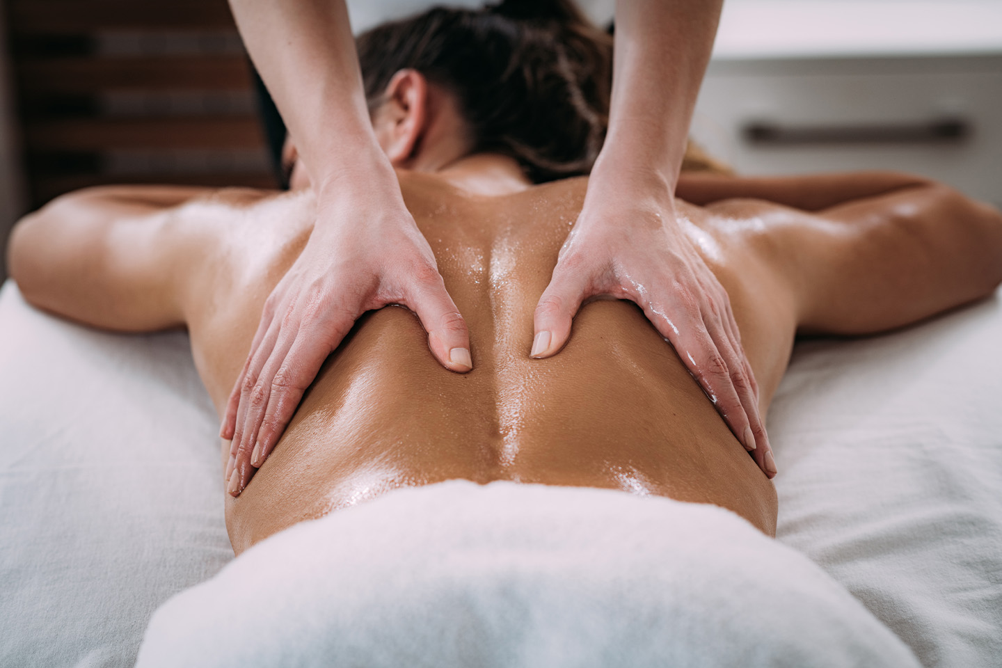 Klassisk massage & ljusterapi 75 min hos Askeey Beauty Studio i Linné