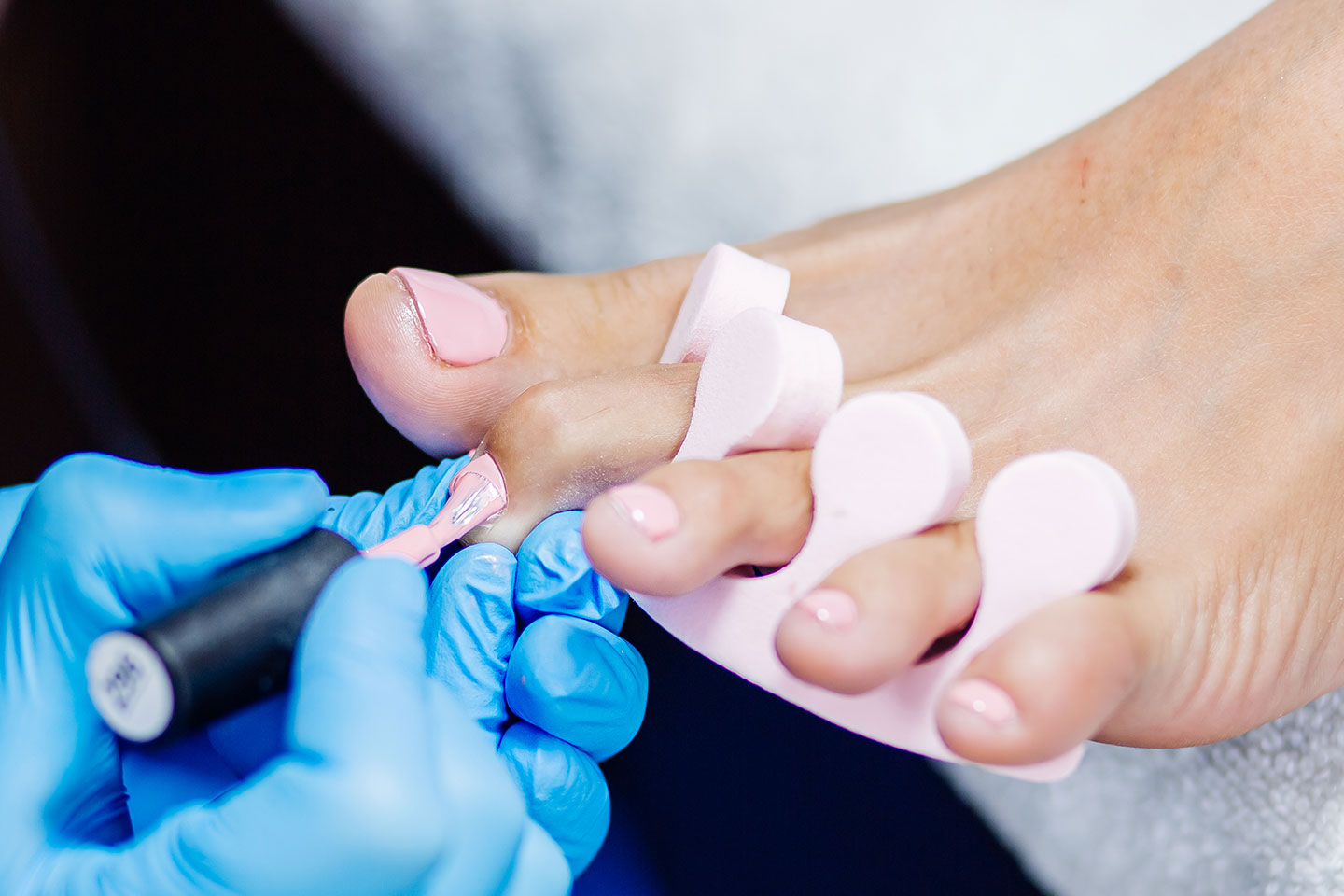 Spadeluxe med fotvård, pedikyr och shellack vid Skanstorget