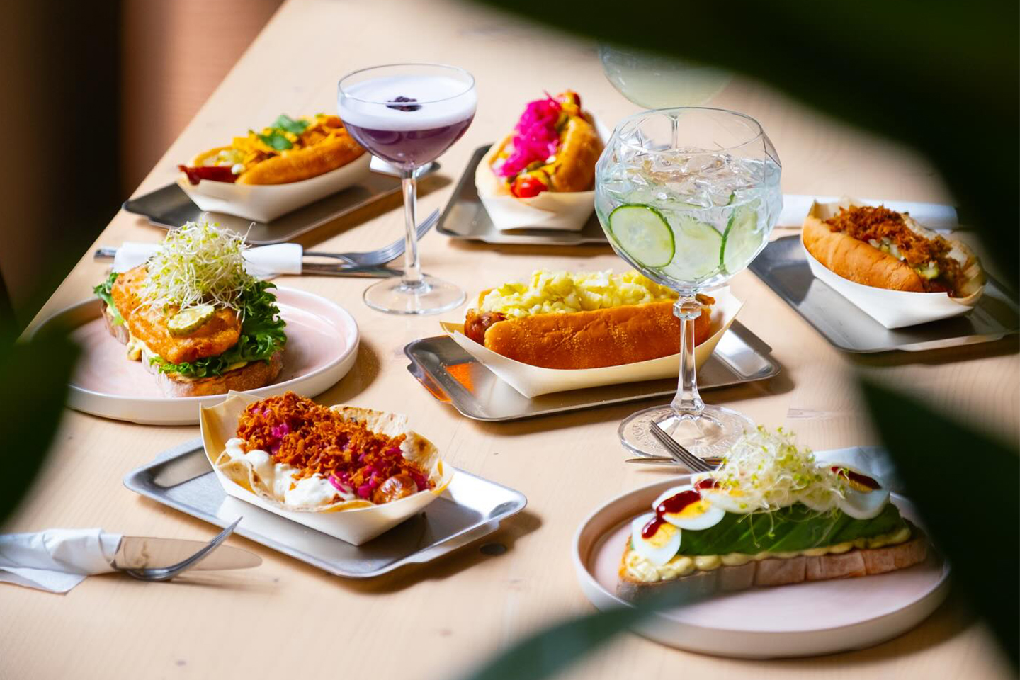 1 times spill med Boule + Valgfri gourmet hotdog med fries og dip hos Boule Dog