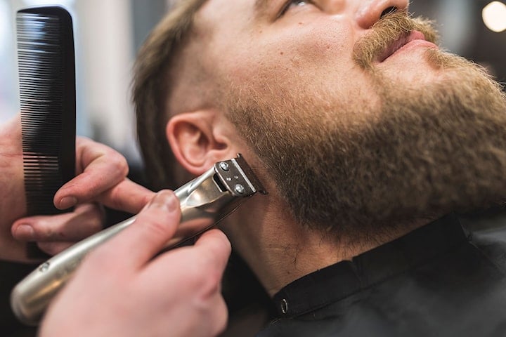 Herrklippning & trim av skägg hos Linus Salong & Barbershop, Södermalm