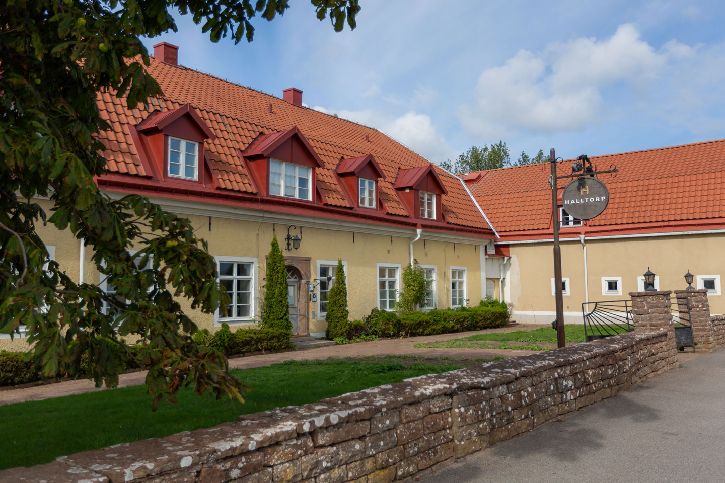 För 2: Boende, 2-rätters middag & relax på Halltorps Gästgiveri, Öland