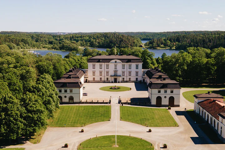 1 natt för 2 med frukost på Rosersbergs Slottshotell