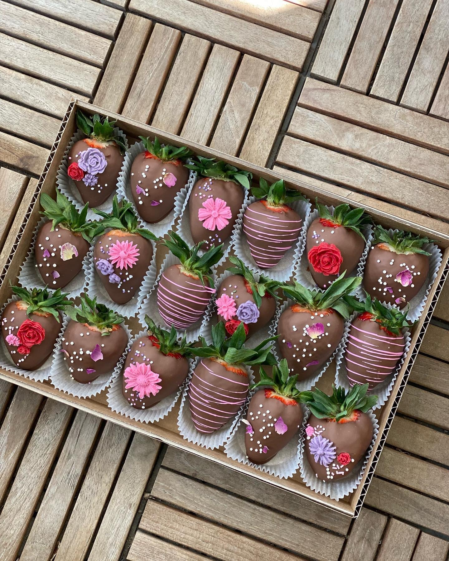 Sommerlige jordbær med sjokoladetrekk fra Det Søte Bakeriet (4 av 12)