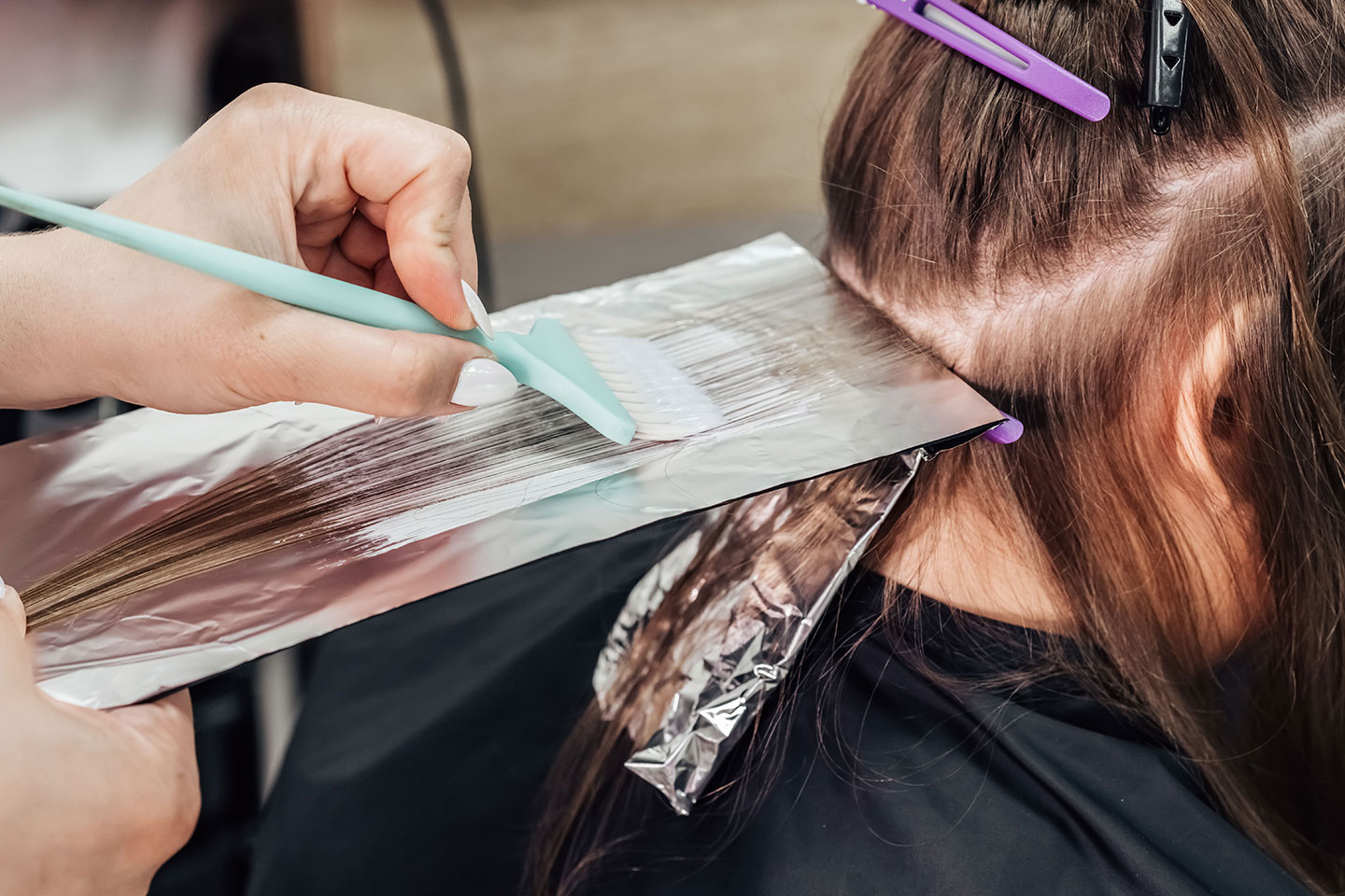 Klippning med färg hos Salong Why Not Linné nära Järntorget