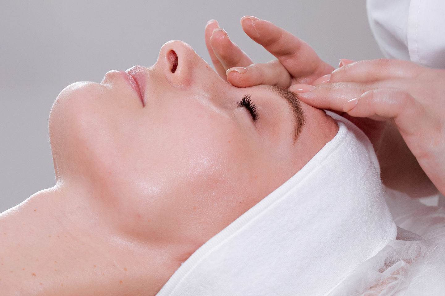 Ansiktsbehandling anti-Stress 9 i 1 hos Som Beauty24 i Majorna