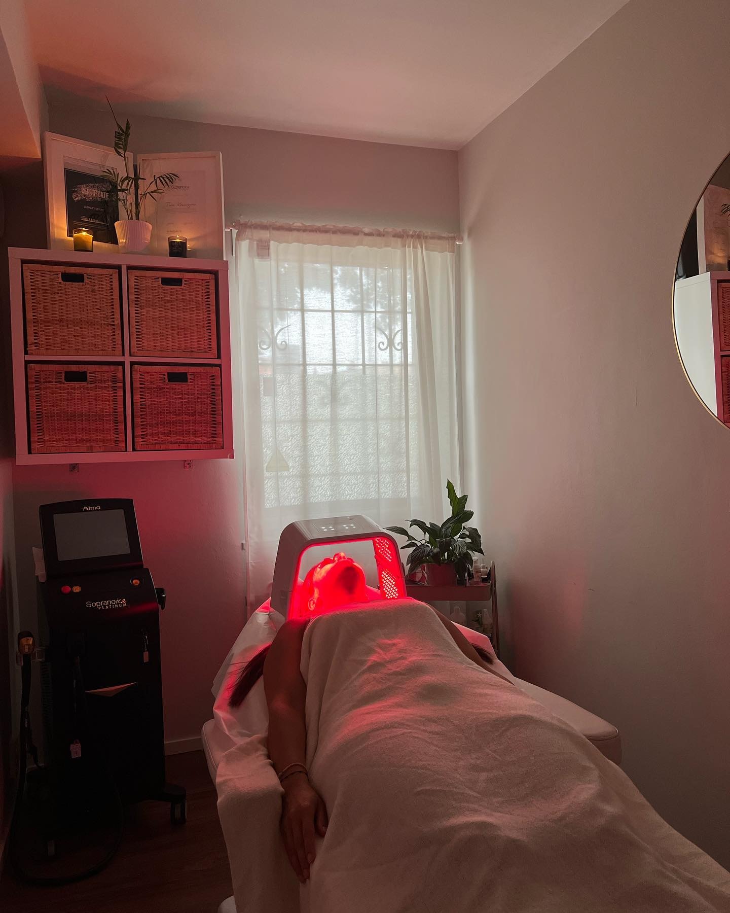 Omega light LED-terapi hos Yeraz Body Skönhetssalong (4 av 5)