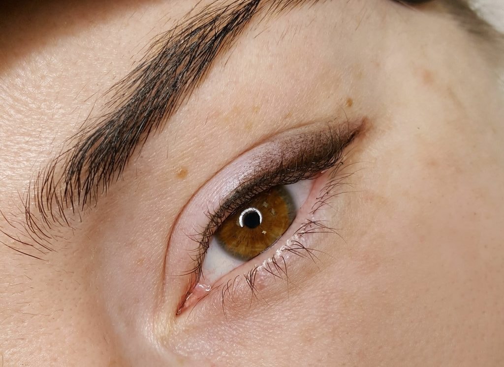 Permanent makeup för ögonbryn, läppar eller eyeliner (1 av 6)