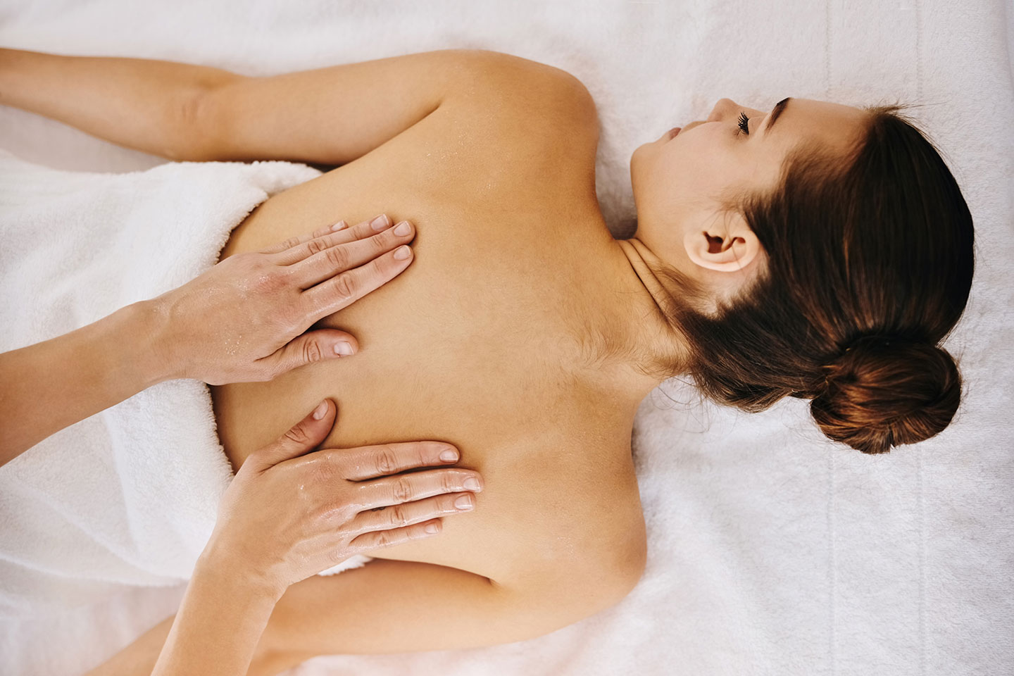Lymfmassage eller Deep Clean ryggbehandling i Upplands Väsby