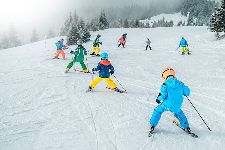 Kurs i ski eller snowboard for barn, ungdom og voksne fra skikurs.no, inkl. heiskort