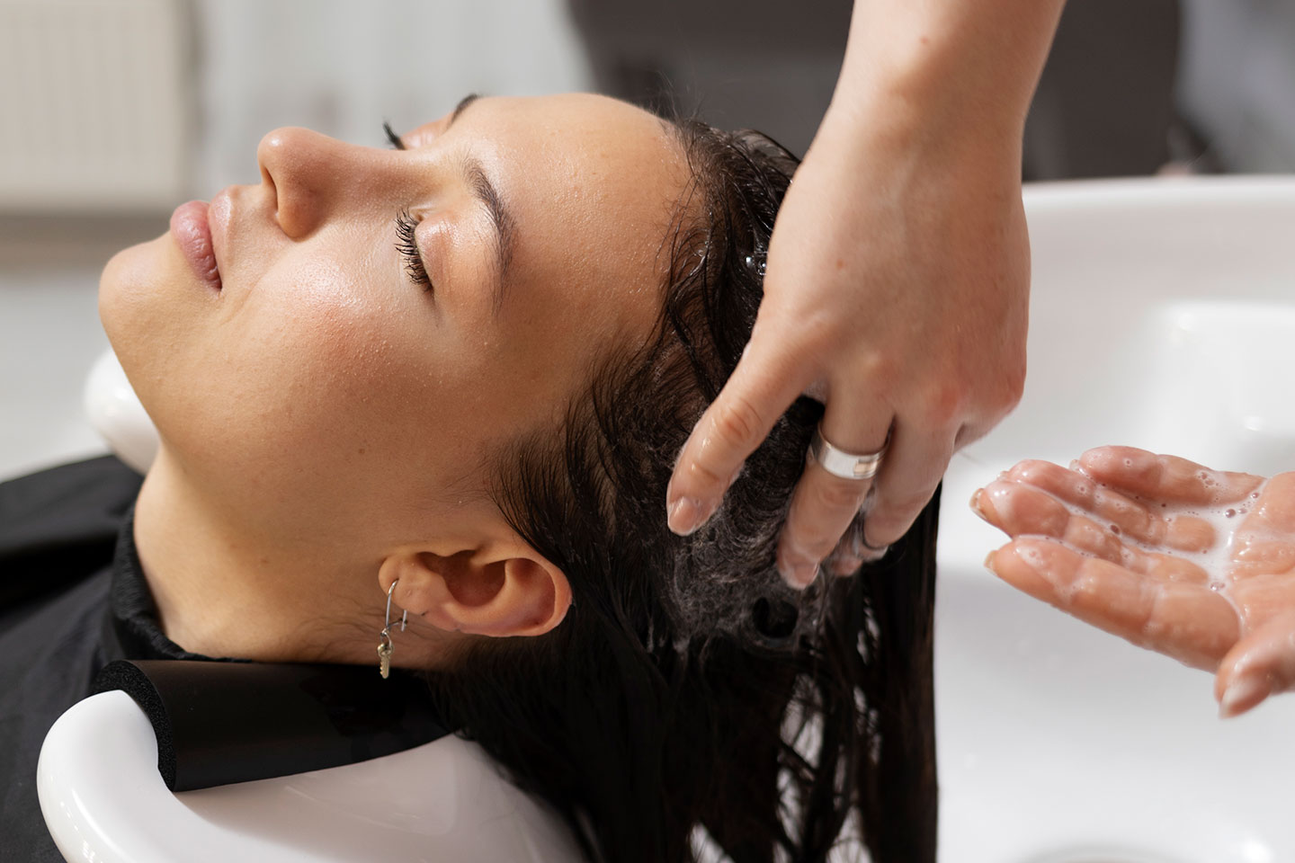 Klippning med vårdande keratinbehandling i Västra Frölunda