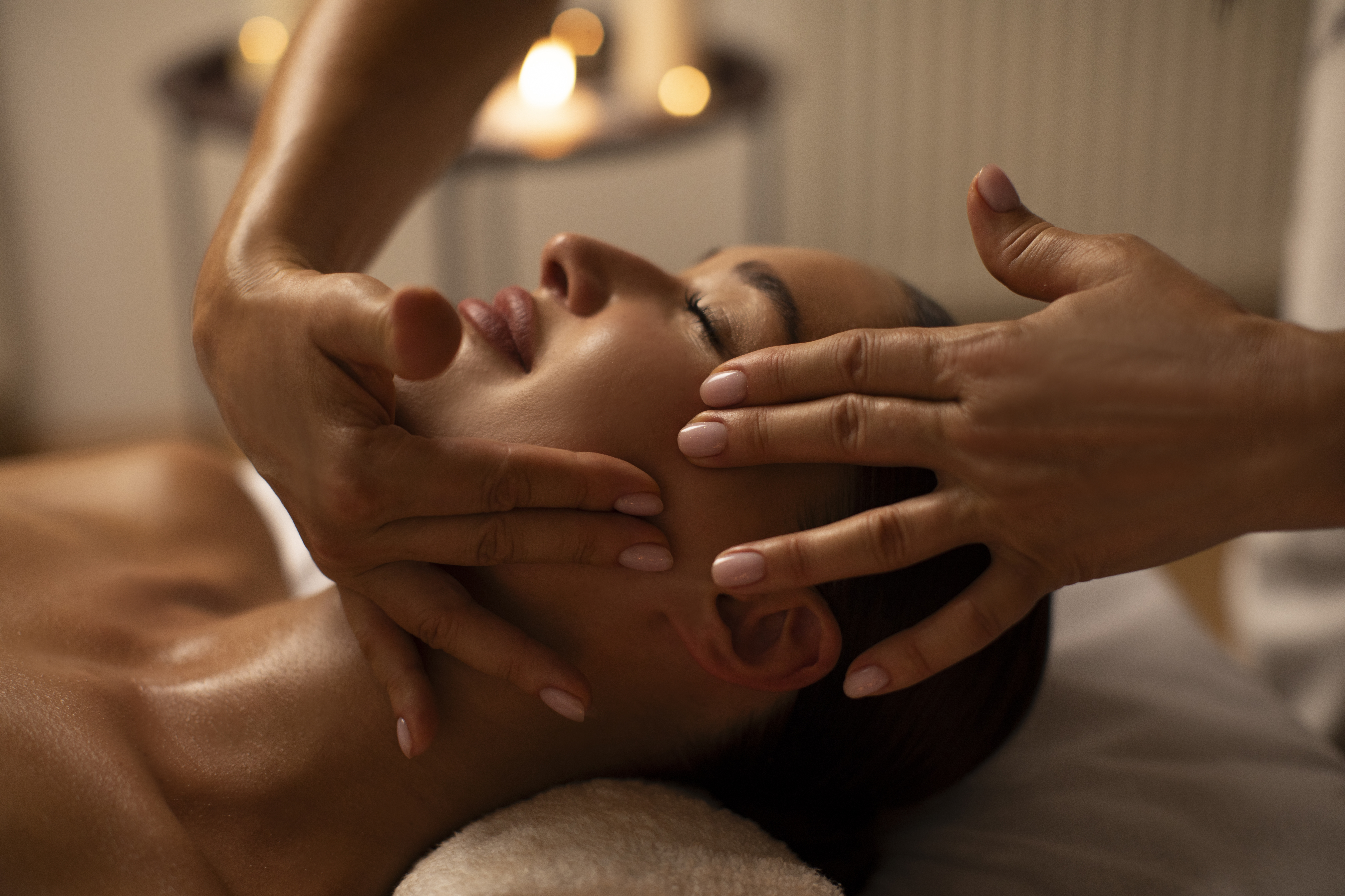 Ansiktsmassage eller skalpmassage hos Your SKIN eco, Upplands Väsby