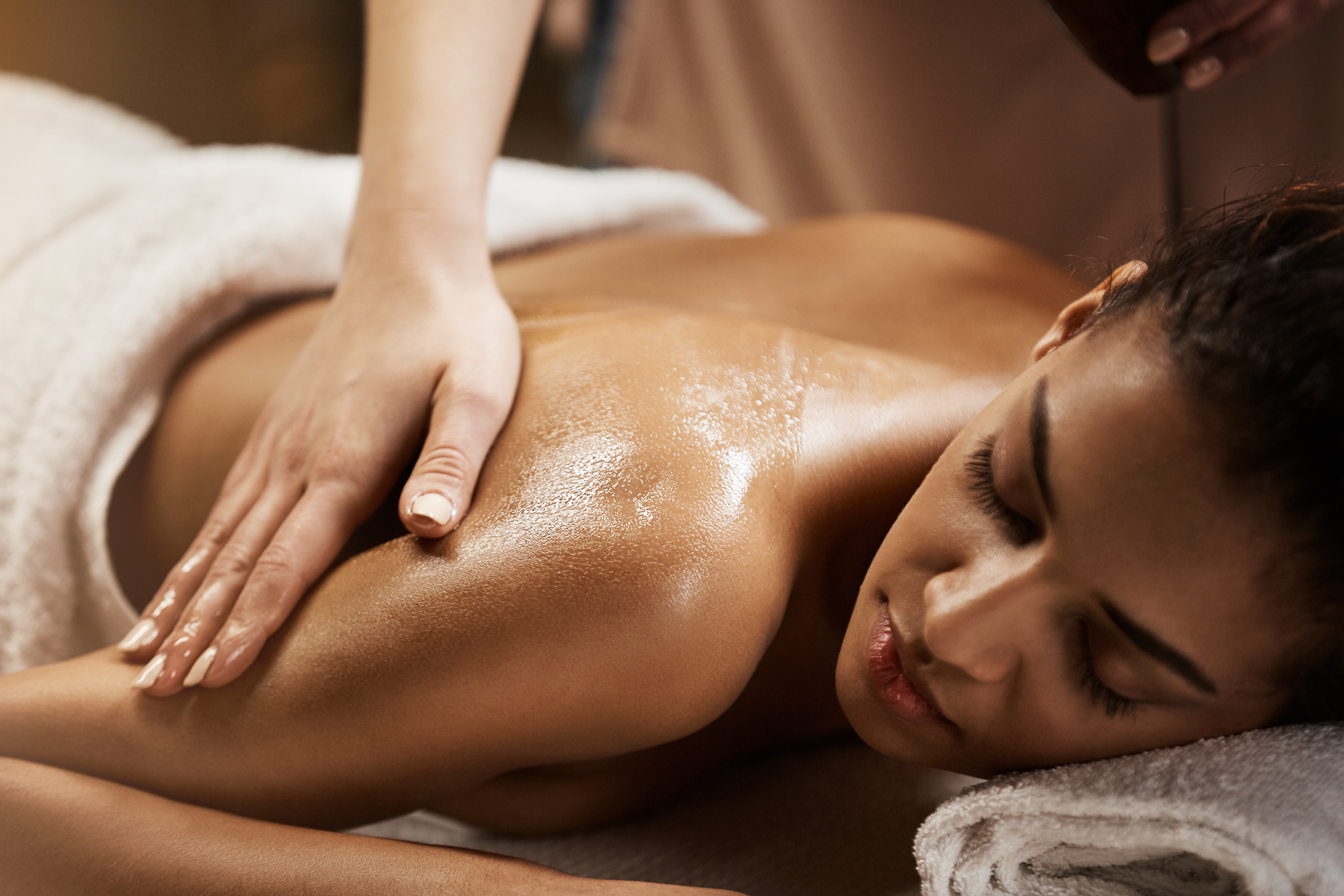 Avkopplande massage 30 eller 60 min hos Gamla stans TräningsClubb