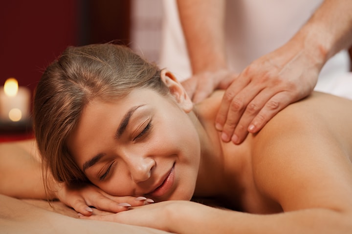 Lyxig massage av rygg, nacke och huvud