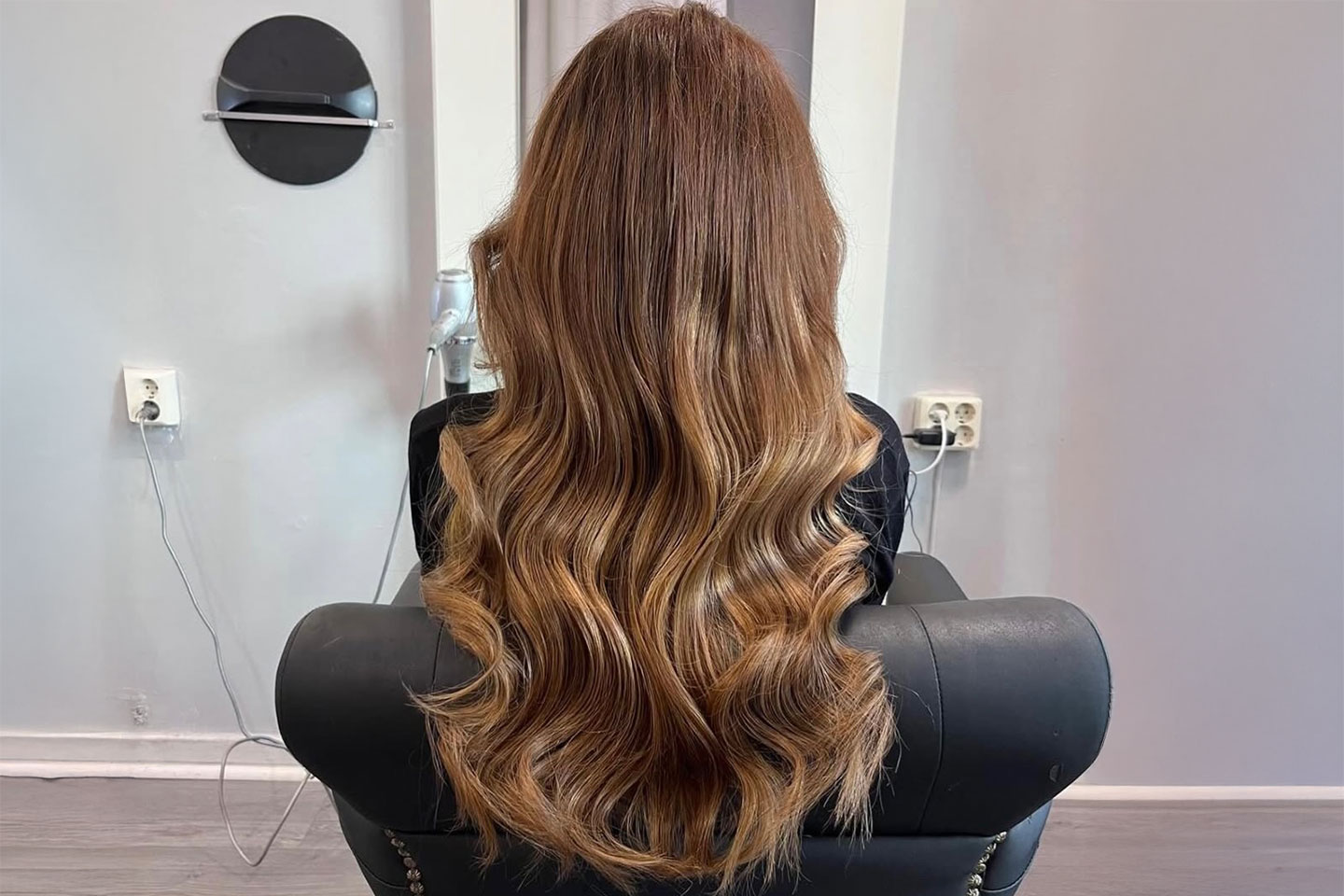 Klipp med slingor eller färg hos Frissotek i Vasastan