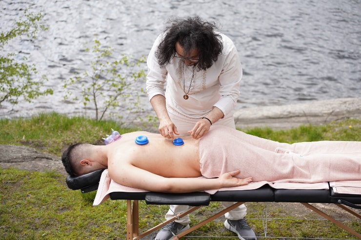 Valfri massage hos Relaxator, välj mellan 5 olika, 45-60 min (1 av 12) (2 av 12)