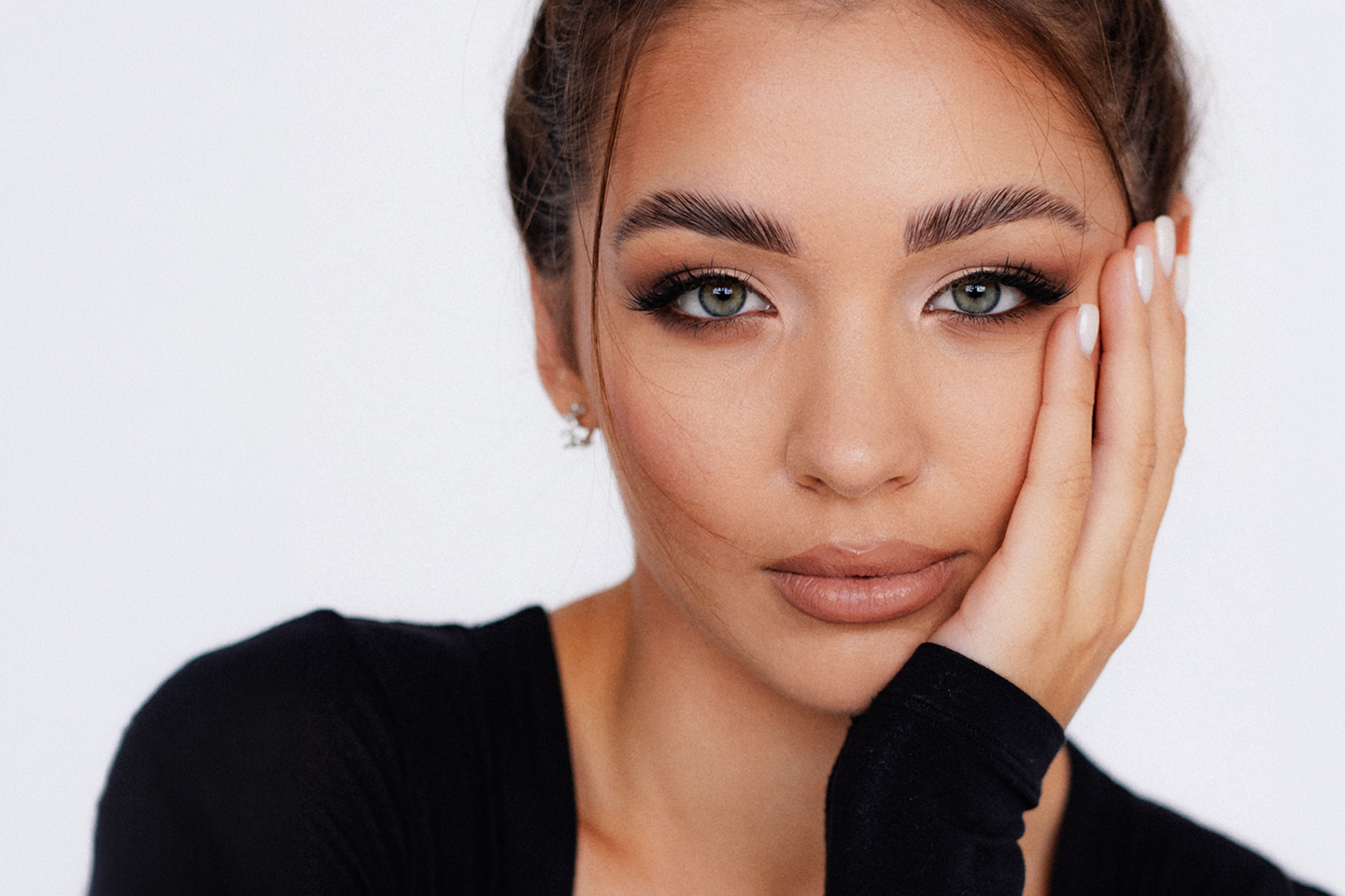 Naturlige øyenbryn med Microblading hos R. Faitas Beauty