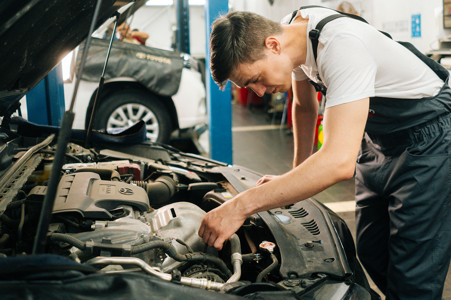 Bilservice hos Almessons Bilexperten på Hisingen