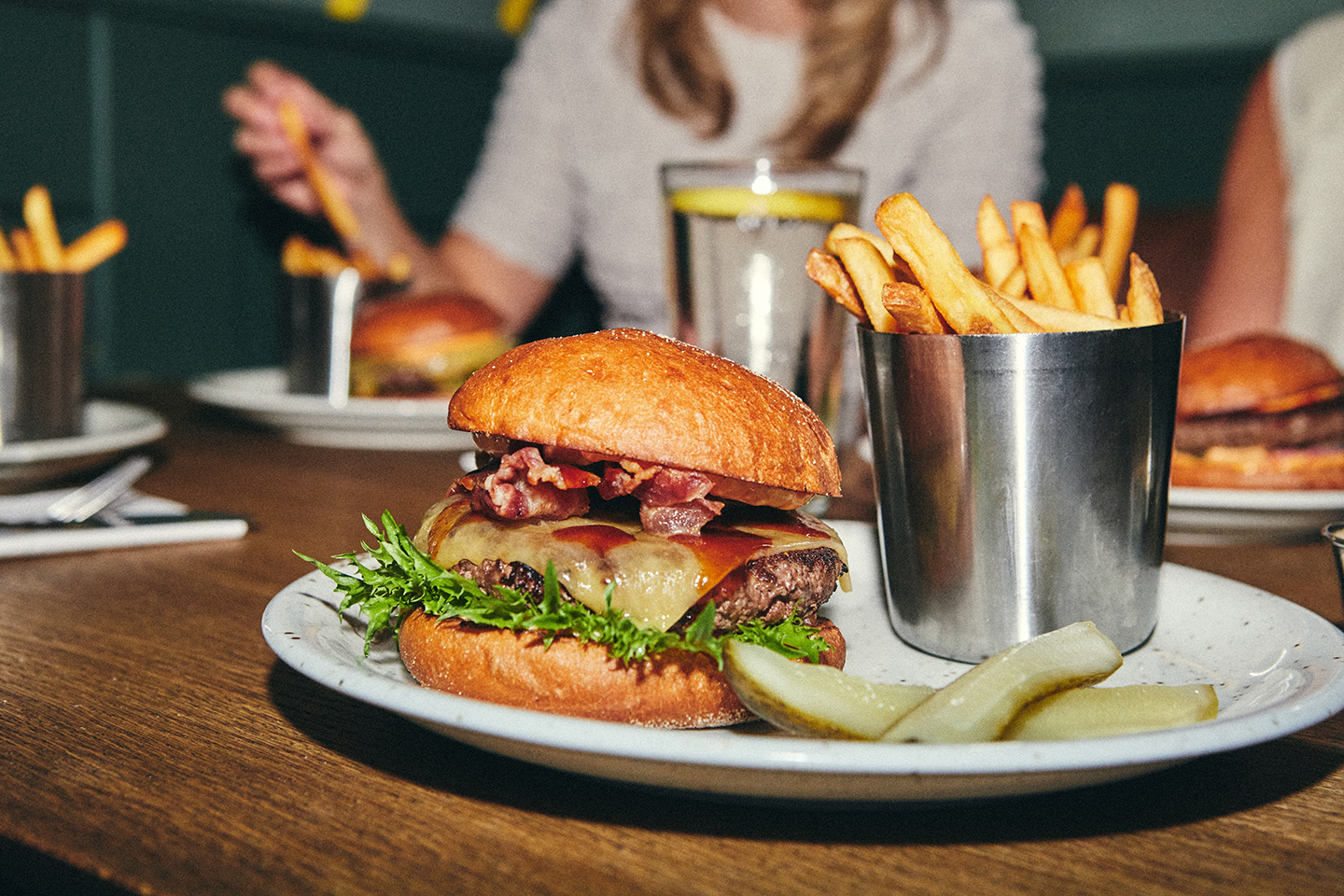 Valgfri burger med fries hos O'Learys Moss