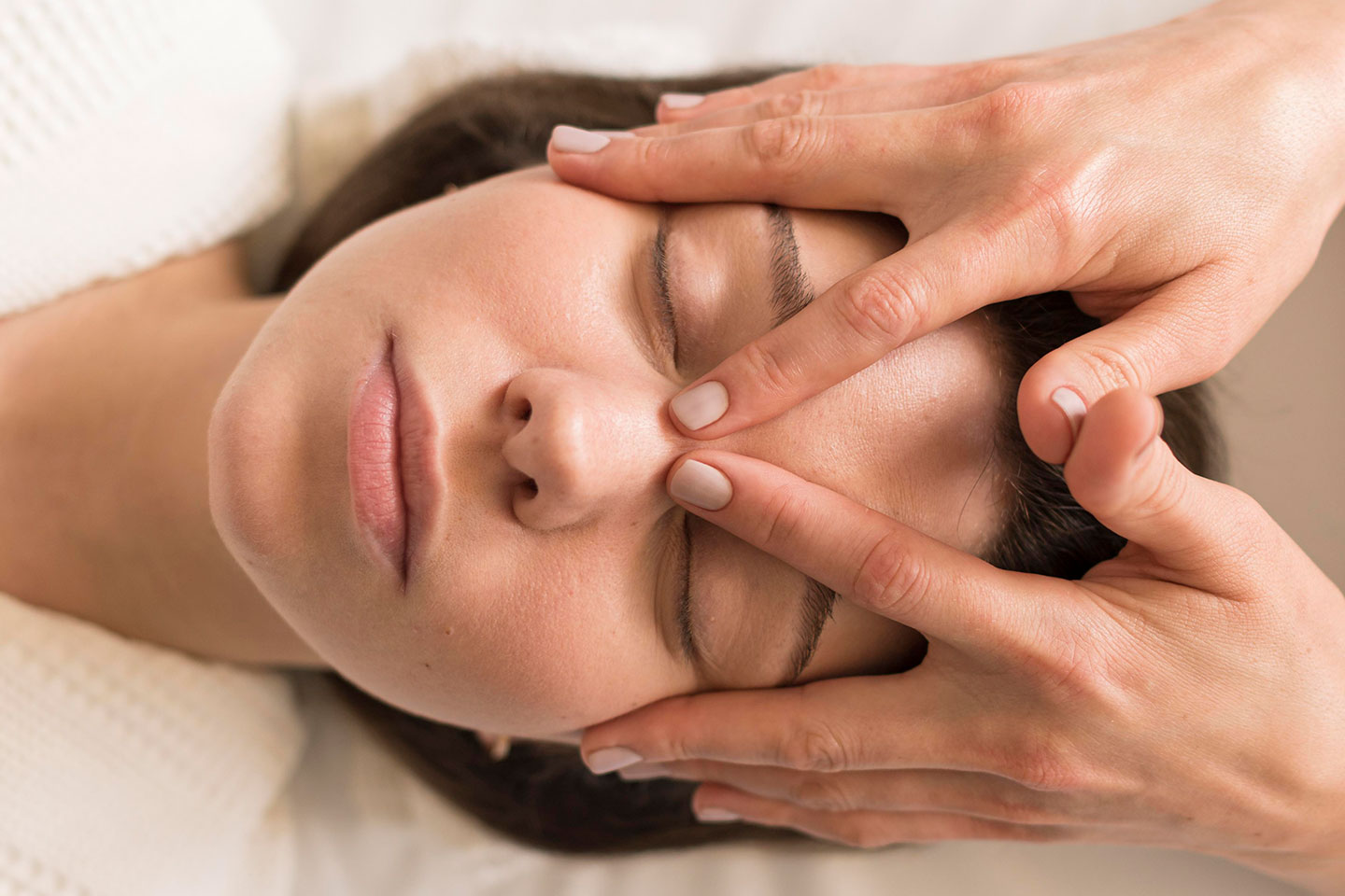 Yogamassage för ansikte eller fötter i Jakobsberg